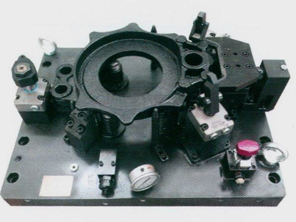製動器底(di)闆(ban)液(ye)壓裌具